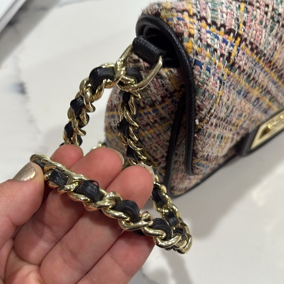 Karl Lagerfeld Paris Agyness tweed shoulder bag with a turn-lock closure - Picture 5 of 9